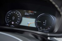 メーターパネルは2眼表示を基本とした液晶表示タイプ。右のパワーメーターにはエンジンが始動するアクセル開度の目安を示す、しずくのアイコンが表示される。