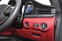 エンジン・スタート／ストップスイッチは、ステアリングコラムの右側に配置される。