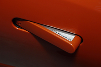 走行時はドアパネルに内蔵されるドアハンドル。ボディーサイドをフラッシュサーフェス化することで、空力性能を高める。