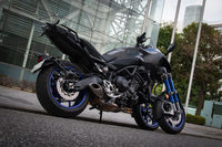 他の二輪モデルにはない、すごみの利いたスタイリングも「ナイケン」の特徴。ボディーカラーは今のところ1種類のみで、ダークグレーメタリックを基調に、各所にブルーのアクセントが施される。