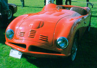 夫ヌッチオ・ベルトーネ氏が独身時代にレースで駆った1947年「フィアット500スパイダー スペシャル」と。