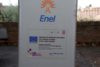 充電器には、2007-13年の欧州連合（EU）地方発展基金補助事業であることが明記されている。