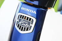 フロントに装着された「Super Cub」のバッジ。