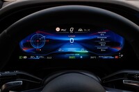 液晶メーターには、車速や運転支援システムの作動状況のほか、ペダルの開度や出力＆トルクの値が表示される。