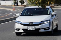 ユニークな「クラリティPHEV」のエクステリアデザイン。Cd値は未公表だが、徹底的に空力性能を追求したという。JC08モードにおける一充電あたりのEV走行可能距離は114.6km。