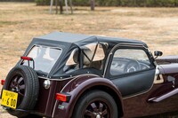 時を経るごとに仕上がりがよくなっている、脱着式のサイドスクリーン（ドア）とソフトトップ。ソフトトップはホックで車体と、面ファスナーで梁（はり）となるフレームと固定する。