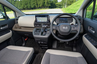 新しい「フリード」のインテリアははっきりとした水平基調のレイアウトに。内装色はボディーカラーに応じて変わるが、ダッシュボード上部に白いファブリックをあしらったこのグレージュは明るく開放感にあふれている。