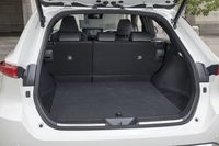 ラゲッジスペースの容量も割り切ったとされているが、5人乗車時でもゴルフバッグを3個搭載できる。