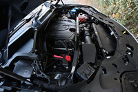 「グレカーレ エッセンツァ」のエンジンルーム。最高出力300PS、最大トルク450N・mを発生する2リッター直4ターボエンジンと8段ATが組み合わされたパワートレインを搭載する。