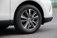 足元の仕様はグレードによって異なり、ハイブリッド車、純ガソリン車ともに、「G」系のグレードには225/60R18サイズのタイヤと18インチアルミホイールが組み合わされる。