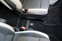 「ID. Buzzボックス」は取り外せるようになっており、後席とのウオークスルーが可能になるばかりか、車外に持ち出しての活用もできる。外すのは簡単だが、取り付けるのにはちょっとコツがいる。