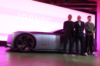 「ジャガー・タイプ00」とJLRおよびジャガー・ランドローバー・ジャパンの関係者。彼らとしてはジャガーブランドの再始動に際して話題を盛り上げることが目的であり、賛否両論が巻き起こっている現状は、まさに「狙いどおり」といったところだろう。