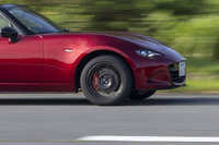 ブロック同士が互いに支え合うことで倒れ込みを抑える「3Dインターロッキングサイプ」を採用。「しっかり」と「しなやか」のバランスが絶妙だ。