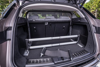 荷室容量はウエット計測方式で591リッター。2列目シートを折りたためば、最大で1383リッターに拡大できる。積載物の固定に役立つ写真の「ロードスペースレール」と「ロードスペースリテンションキット」はオプションとなるアイテム。