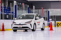 スケートリンクでブレーキングテストを行った様子。直線部分で15km/h程度まで加速し、ブレーキング。制動初期における減速度の立ち上がり方や、制動中の減速感を確認した。