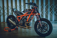 新型ではフレームやリアの足まわりを刷新するとともに、パワートレインも改良。乾燥重量は189kgと、従来モデルより6kg軽くなっている。