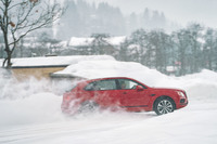 雪道を行く「ベンテイガV8」。オフロード向けの「オールテレインスペシフィケーション」には、「雪道＆草道」「土道＆砂利道」「泥道＆山道」「砂地」の4種類がそろう。