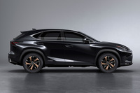 「レクサスNX」のサイドビュー。ルーフラインの最も高い場所がリア寄りに位置しており、かなり“前のめり”なスタイリングとなっているのが分かる。