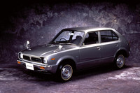 CVCCエンジンを搭載した「シビックCVCC DX」（1973年12月）。写真は量産第1号車である。