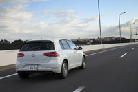 高速道路を行く「e-ゴルフ」。その動力性能は0-100km/h加速が9.6秒、最高速が150km/hと公表されている。