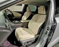 「RX450h＋“バージョンL”」の前席。シートの仕様はグレードにより異なる。