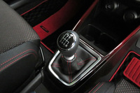 「スイフトスポーツ」には6ATと6MTの設定がある。