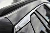 上級グレードのドアウィンドウフレームモールディングはクロームメッキでドレスアップされる。エントリーグレード「G」はブラック仕上げとなる。