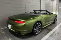 4代目にあたる最新の「コンチネンタルGTC」。第3世代モデルのコンポーネントの68％を刷新し開発したという進化型で、内外装にも大幅に手が入っている。