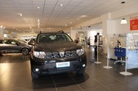 ルノー販売店の一角に設けられたダチアの展示コーナー。