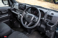 「家や職場に次ぐ第3の居場所」を目指してデザインしたというキャビン。乗用車感覚の装備や質感へのこだわり、多彩な収納スペースも「アトレーRS」の特徴だ。