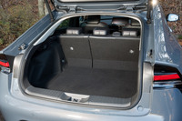 「プリウス」の荷室容量は410リッター。右の端に補器用の12Vバッテリーが積まれている。