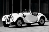 戦間期における傑作スポーツカーのひとつとして数えられる「BMW 328」。軽量なボディーに2リッター直6エンジンを搭載しており、ルマンやミッレミリアなどのモータースポーツでも活躍した。