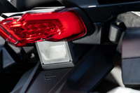 テールランプの下に備わるBSD用の中距離レーダーセンサー。自車の後側方を走る車両を検知すると、サイドミラーのLEDランプを点滅させてライダーに知らせる。