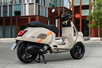 ベスパの上級スクーター「GTV」が新型に　液晶モニターを採用するなど装備を強化の画像