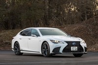 スポーティーなエアロパーツが目を引く“Fスポーツ”。フロントまわりはハの字型のガーニッシュなどでワイド感が強調される。