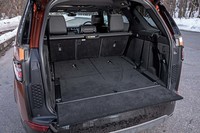 3列目シートを倒し、荷室スペースを拡大した様子。2列目シートも前方に倒せば、荷室容量は最大で2406リッターまで拡大できる。