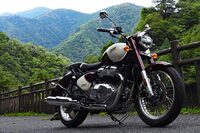 東京の水がめである奥多摩の山々と、「ロイヤルエンフィールド・クラシック650」。