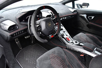 スパルタンな雰囲気が漂うインテリア。“フォージドコンポジット”と呼ばれる手法によって成形されたカーボンパーツが多用されている。