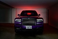 巨体を濃いパープルに染めた「カリナン」に、ロールス・ロイスの世界観は見られるか。このモデルならではの“高級感”とは？（photo：小林俊樹）