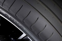 接地面積が広げられた外側のショルダー部。剛性も高められており、ドライ路面において優れた接地性を発揮する。