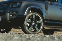 標準仕様のホイールサイズは20インチ。試乗車に装備されていた22インチホイールはオプション品で、タイヤにはコンチネンタルのHT（ハイウェイテレイン）タイヤ「クロスコンタクトRX」が装着されていた。