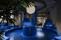 別のアングルから。自動車の存在は限りなく控えめだ。