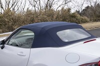 試乗車は一部改良とともに設定された特別仕様車「990S」。専用色となるダークブルーのほろを装備する。