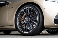 タイヤサイズは、前が255/40ZR21、後ろが285/35 ZR21。ホイールは4種類から選択可能で、試乗車には10ダブルスポークデザインの鍛造ホイールが装着されていた。