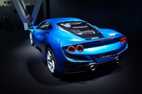 片側丸目2灯式に回帰した「F8トリブート」のリアコンビネーションランプ。エンジンフードには軽量なレキサンを用いている。