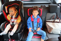 後席はゆとりのある3人掛け。前方の景色見たさに中央席を好む息子には、この広さがうれしいようだ。シートバックは6：4の分割可倒式で、左右席はISOFIX対応（さらに助手席もISOFIX対応）。