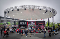 「GTI FAN FEST 2024」のひとコマ。チューニングを施した車両には人だかりができ、ステージで繰り広げられる“愛車自慢”には多くの人が拍手を送った。