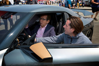 かつて日産のデザインを統括していた中村史郎氏に、「日産GT-R50 by Italdesign」の特徴を説明するアルバイサ氏。