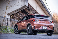 「レクサスLBX」のリアビュー。左右のリアコンビランプを一文字につなげたデザインが特徴だ。抑揚のある前後フェンダーで、力強さや躍動感を表現したという。