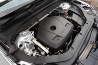 「T5」モデルの2リッター直4ターボエンジンは、低回転域から得られる豊かなトルクと、高回転域の優れたレスポンスがセリングポイントとなっている。